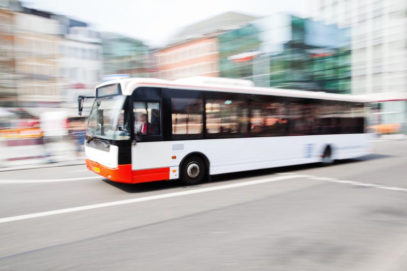 Jadący autobus.